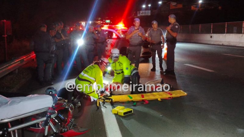 Dupla em moto foge da polícia e sofre grave acidente na Cândido Portinari, em Franca