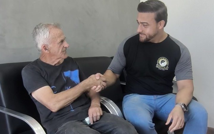 Idoso que perdeu dinheiro ao entrar em ônibus é localizado e recupera quantia