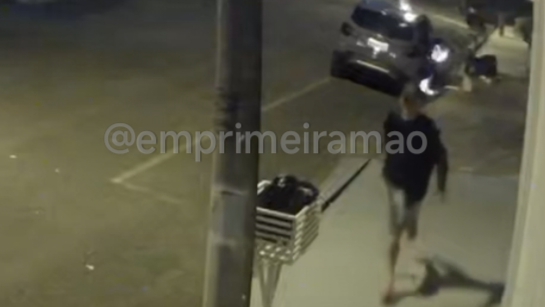 Câmeras registram homem ateando fogo em veículo de cabeleireiro