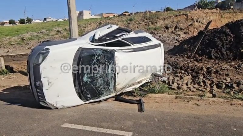 Carro capota após acidente na Avenida Doutor Ismael Alonso y Alonso, em Franca