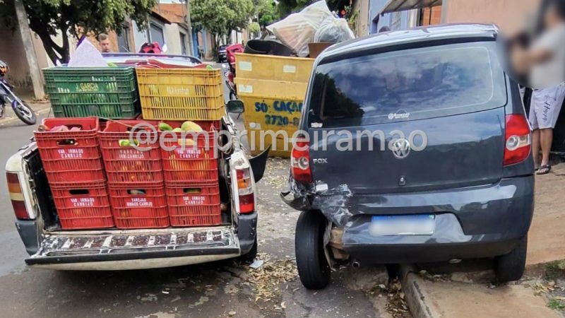 Motorista perde controle de veículo e colide contra carro estacionado em Franca