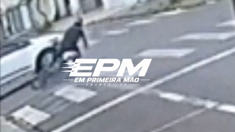 Motociclista fica ferido após avançar sinal vermelho e bater em carro em cruzamento de Franca