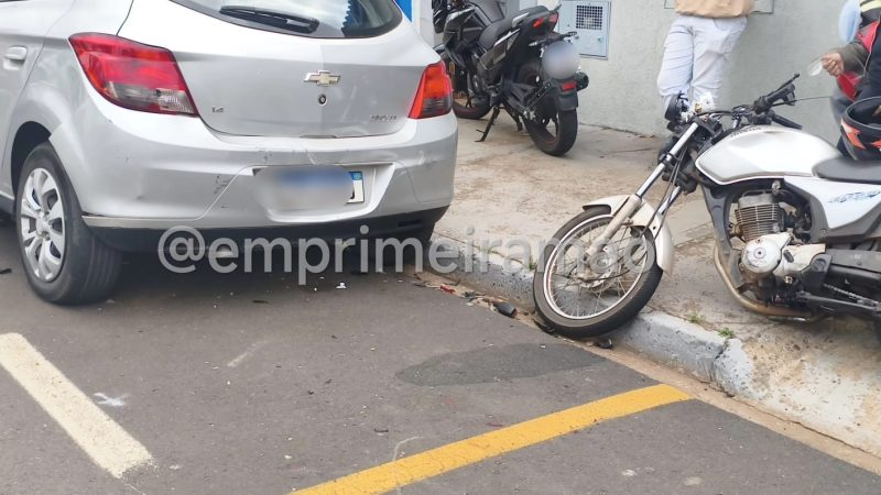Pai e filha ficam feridos após colisão entre carro e moto em avenida de Franca