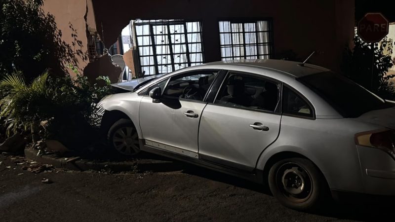 Motorista embriagado foge da PM, perde controle e bate contra parede de residência em Ituverava