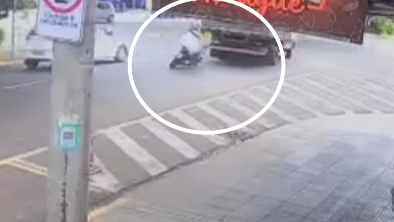 Jovem fica ferido após bater moto na traseira de caminhão em avenida de Franca
