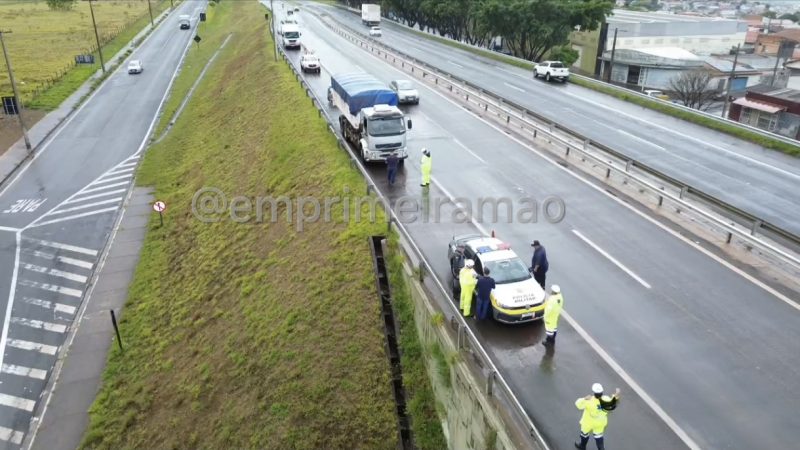 Motociclista fica ferida após colisão com caminhão na Rodovia Ronan Rocha, em Franca