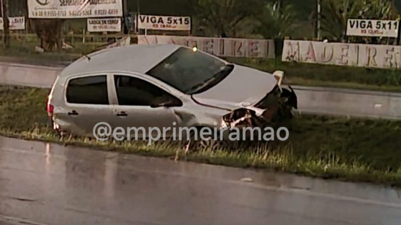 Susto em rodovia: carro roda e vai parar no canteiro central da Fábio Talarico