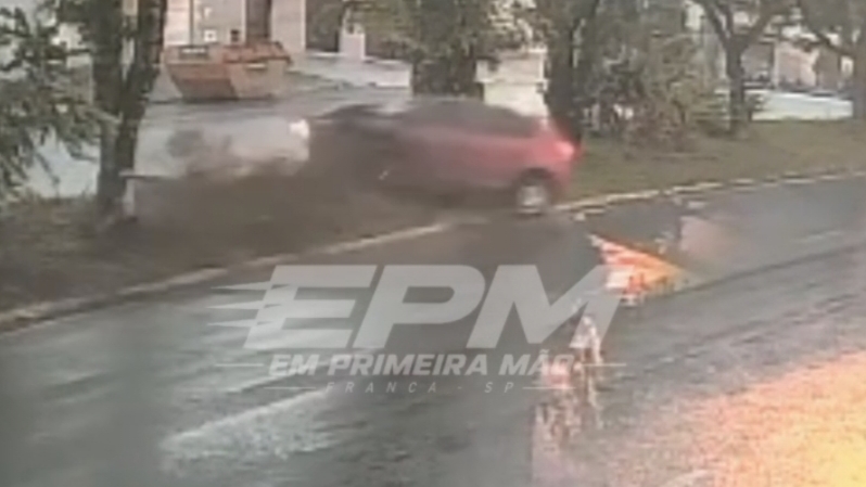 Câmera registra acidente impressionante após motorista desviar de veículo e colidir contra árvore em Franca