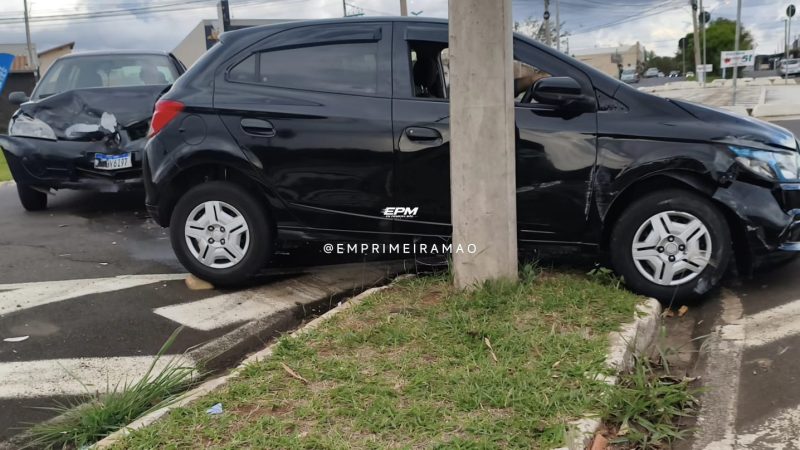 Câmera de segurança registra colisão entre dois carros em cruzamento que já foi palco de vários acidentes