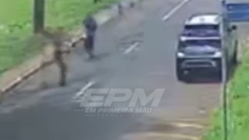 Câmera registra momento em que pedestre é atropelada por motociclista no bairro São José, em Franca