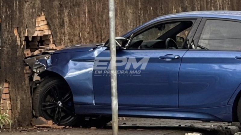 Câmera registra BMW invadindo calçada e atingindo muro e carro estacionado em Franca