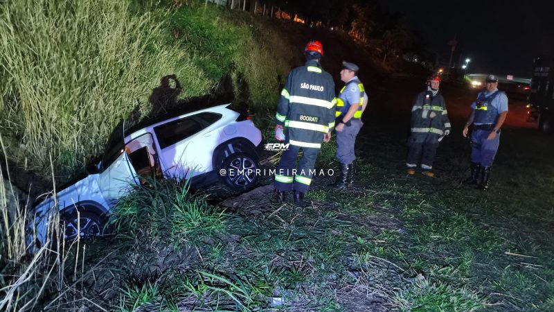 Motorista perde controle de veículo e cai com carro em canaleta de escoamento de água