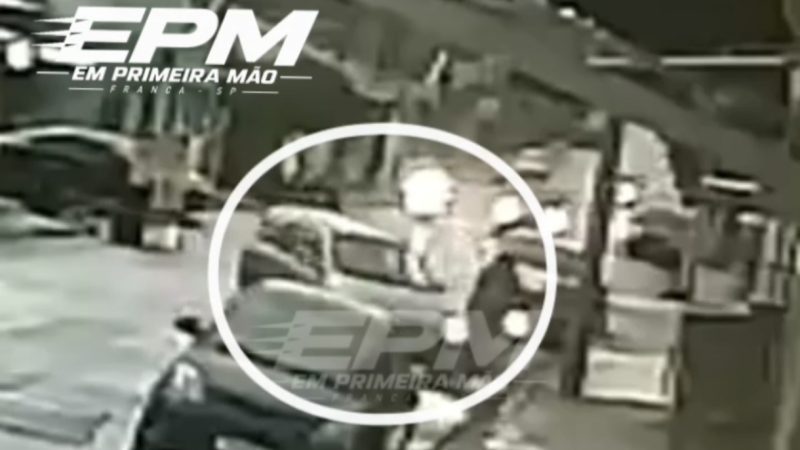 Motociclista é atingido por carro após discussão e motorista foge em Franca