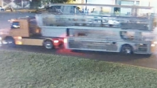 Motorista é preso com pistola após fugir de abordagem durante ocorrência envolvendo carreta