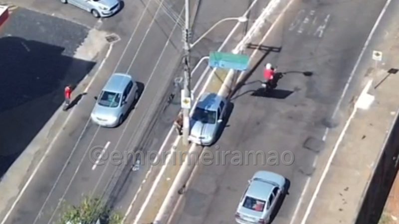 Motorista perde controle de veículo e bate contra poste em Franca