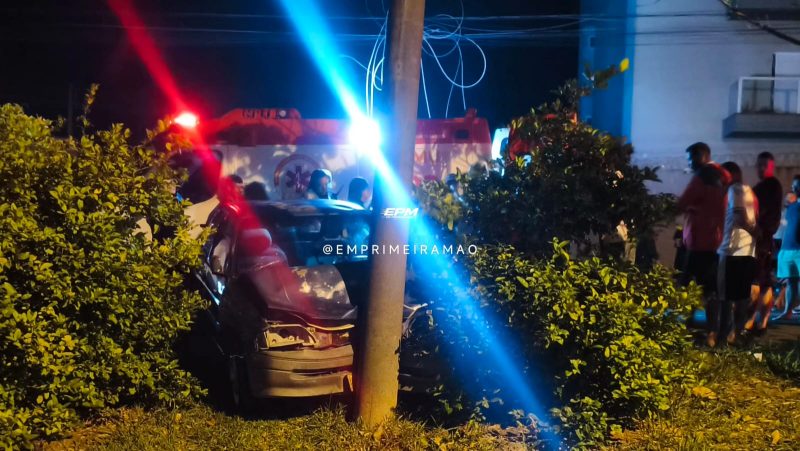 Motorista perde controle de veículo e bate contra poste em avenida de Franca