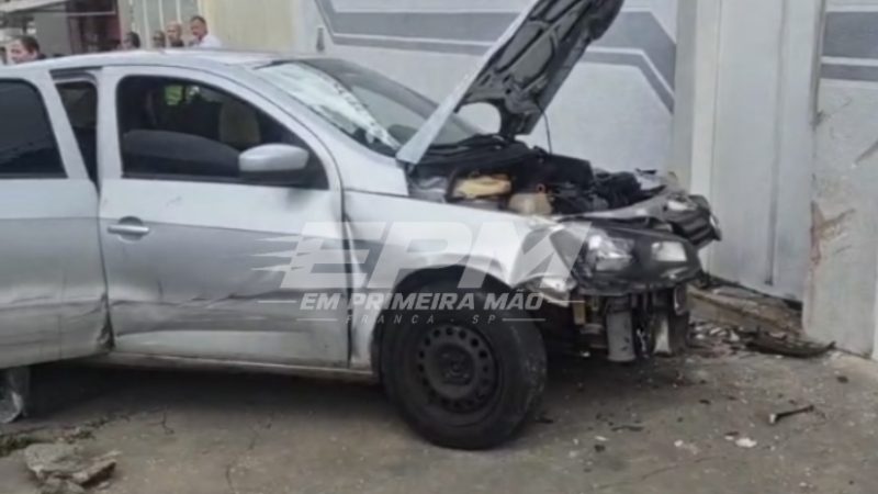 Mulher fica gravemente ferida após perder controle de veículo e bater contra muro em Franca
