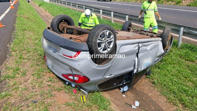 Carro capota após colisão com carreta na rodovia Ronan Rocha em Franca