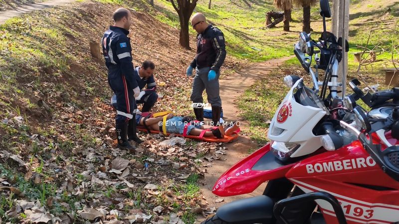 Homem é encontrado com ferimentos graves em praça de Franca
