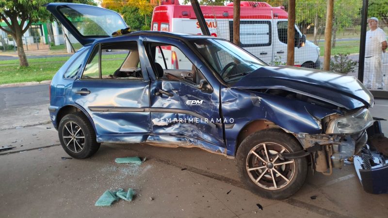 Carro invade estabelecimento após colisão no Distrito Industrial em Franca