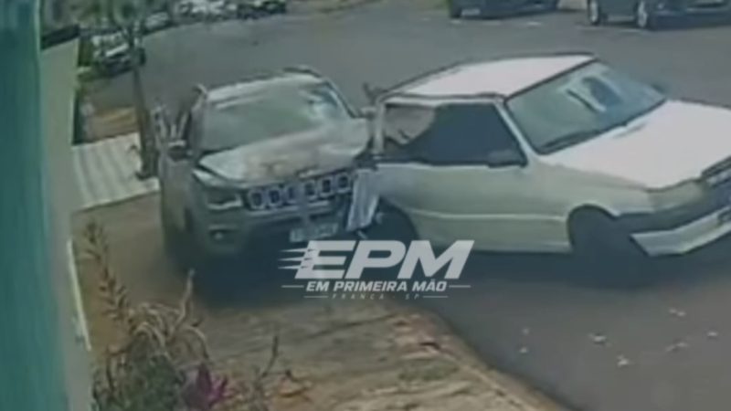 Motorista de Jeep foge após bater em Uno estacionado no Centro de Franca