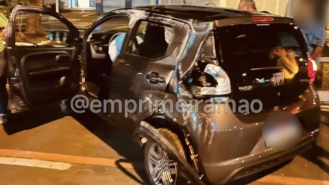 Carro tomba após colisão entre dois veículos em avenida de Franca