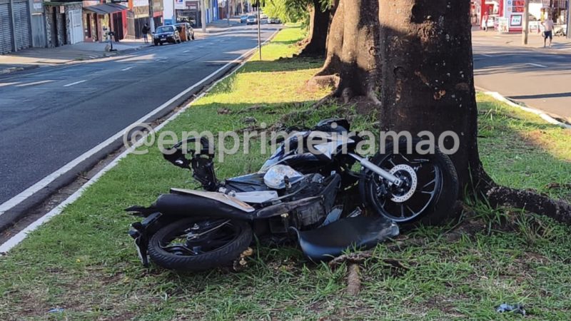 Motociclista é socorrido em estado grave após colisão com árvore em avenida de Franca