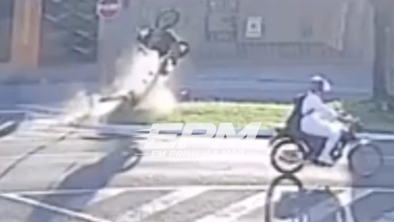 Jovem voa por vários metros após atingir árvore e placa ao perder o controle da moto