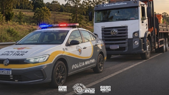Caminhão Munck furtado em Rifaina é localizado em Cristais Paulista e homem é preso