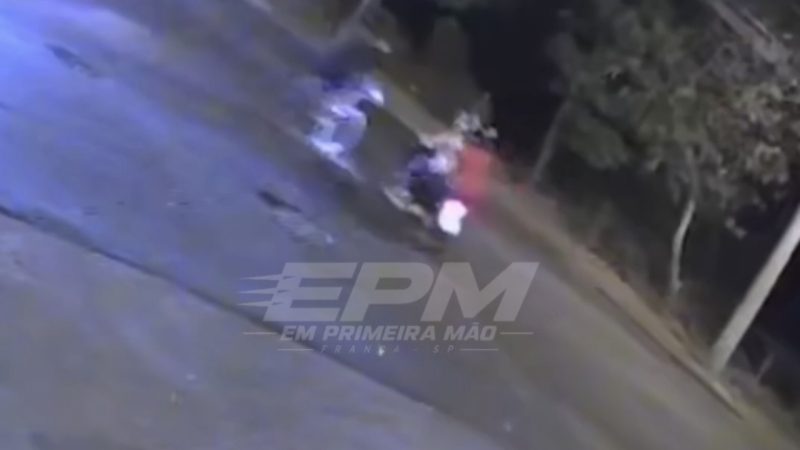 Casal e adolescente ficam feridos após acidente entre moto e bicicleta em Franca