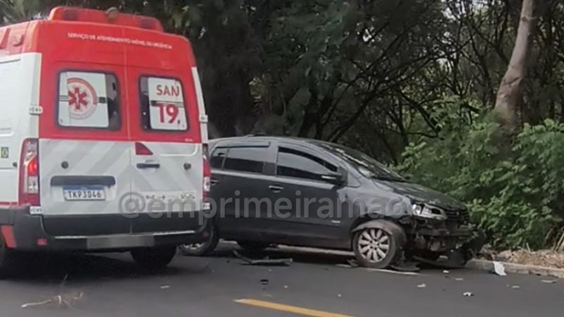 Motociclista é arremessada e sofre fratura na perna após acidente em Franca