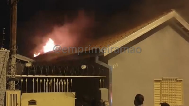 Incêndio em residência mobiliza Corpo de Bombeiros e filhote de cachorro é resgatado em Franca