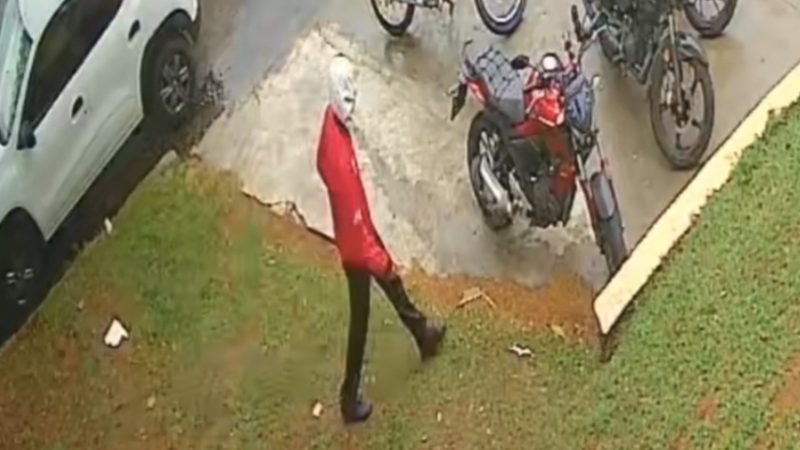 Criminoso é flagrado por câmera de segurança furtando moto no Distrito Industrial em Franca