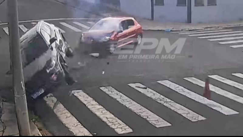 Câmeras registram colisão em cruzamento na Vila Santos Dumont, em Franca