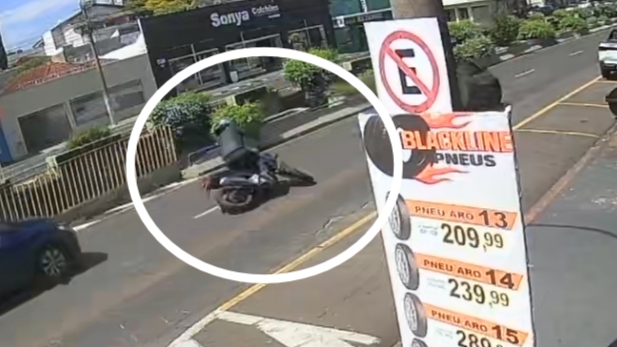 Motociclista cai em avenida de Franca e é atropelado por veículo
