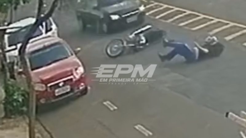 Motorista abre porta de carro e atinge motociclista, que sofre ferimento grave em Franca