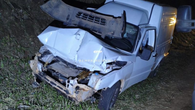 Colisão traseira entre carro e carreta deixa motorista ferido na Fábio Talarico