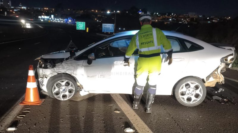Carro fica destruído após motorista atingir defensa metálica na Cândido Portinari, em Franca
