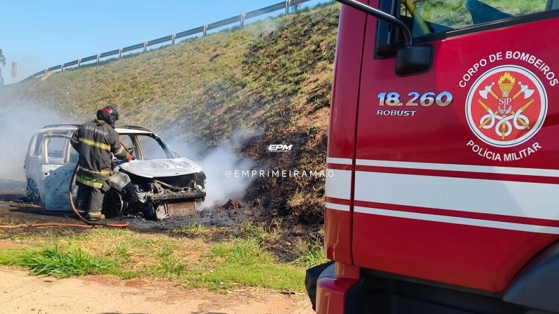 Carro pega fogo e fica destruído na rodovia Fábio Talarico, em Franca