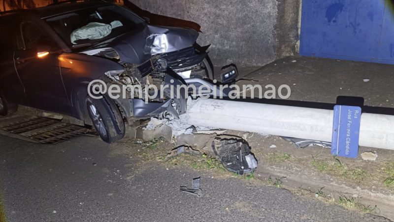 Motorista perde controle de veículo, bate e derruba poste no Recanto Elimar, em Franca