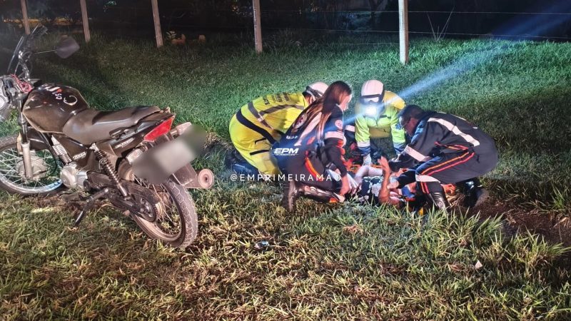 Mulher perde controle de moto e cai dentro de valeta em alça de acesso em Franca