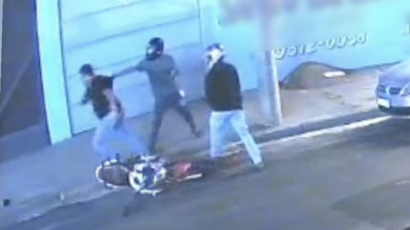 Câmera de segurança registra momento em que homem é baleado durante assalto em Franca