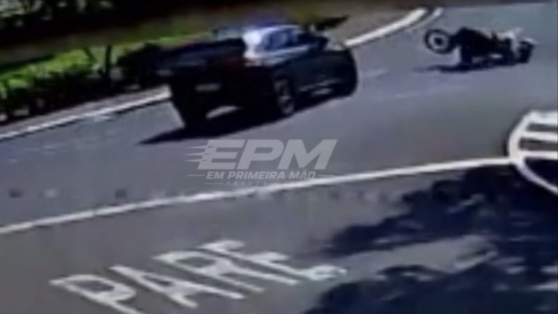 Câmera registra motorista avançando parada obrigatória e atingindo motociclista em Franca