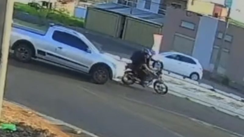 Colisão entre moto e carro deixa duas pessoas feridas na Avenida Ministro Rui Barbosa