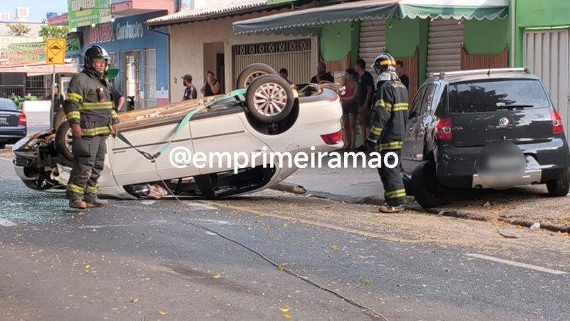 Motorista perde controle de veículo, atinge dois carros estacionados e capota em avenida de Franca