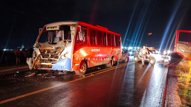 Acidente entre carreta, micro-ônibus e carro deixa sete feridos na Rodovia João Traficante