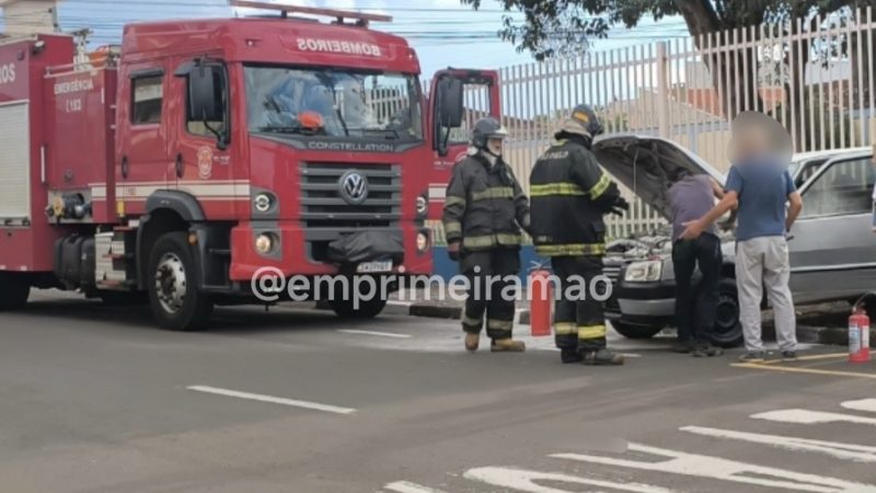 Carro pega fogo no Jardim Califórnia e populares ajudam a controlar as chamas