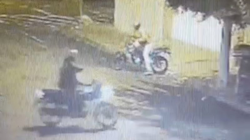 Criminosos são flagrados furtando moto no Jardim Bethânia, em Franca