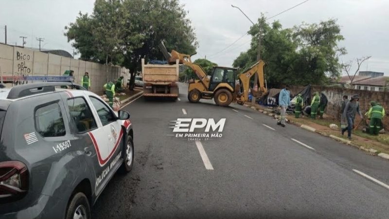 Prefeitura e PM realizam ação para retirada de barracos na Av. Willian Azzuz, em Franca