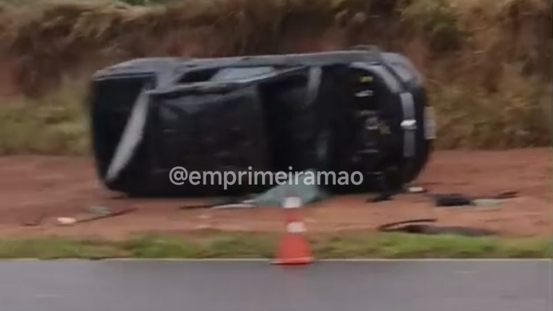 Motorista perde controle e veículo capota na Rodovia Cândido Portinari